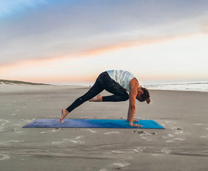 Rutschfeste und umweltfreundliche Yogamatten. Dein Yogashop für nachhaltige Yogamatten & Yoga Zubehör. Entdecke deine neue PU Yogamatte, Mikrofaser Yogamatte oder Kork Yogamatte. Nachhaltig mit Basis aus Naturkautschuk.